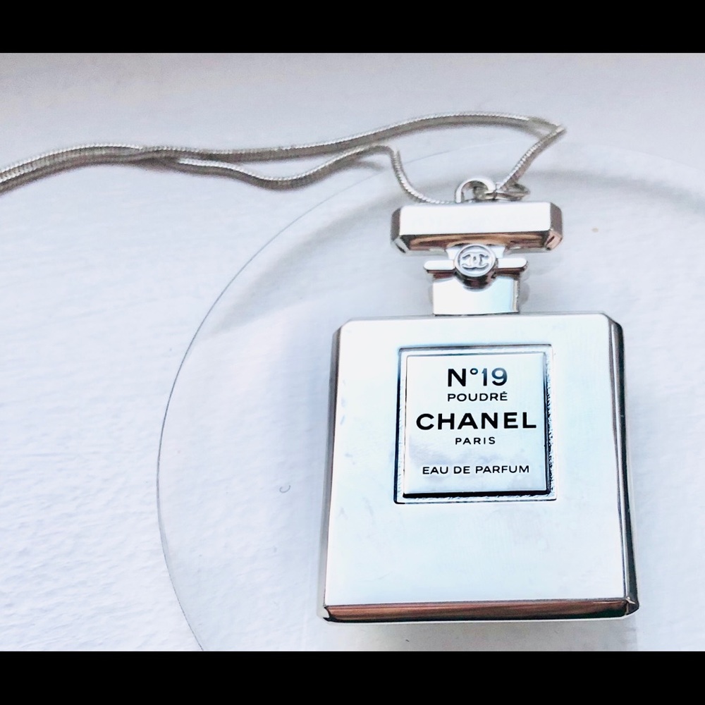 Chanel pendant silver N19 perfume